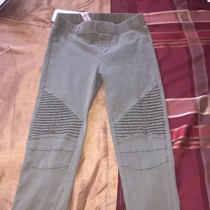 Super cute small army green pants AKIRA